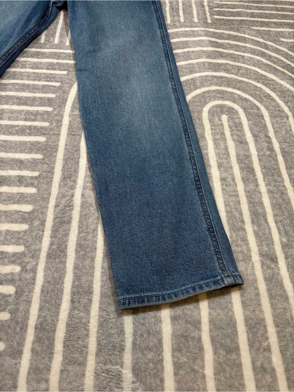 Hollister Jeans, Ultra High-Rise Mom Jeans, Medium Blue Denim, 7R, W28, 28x27 - Picture 9 of 10